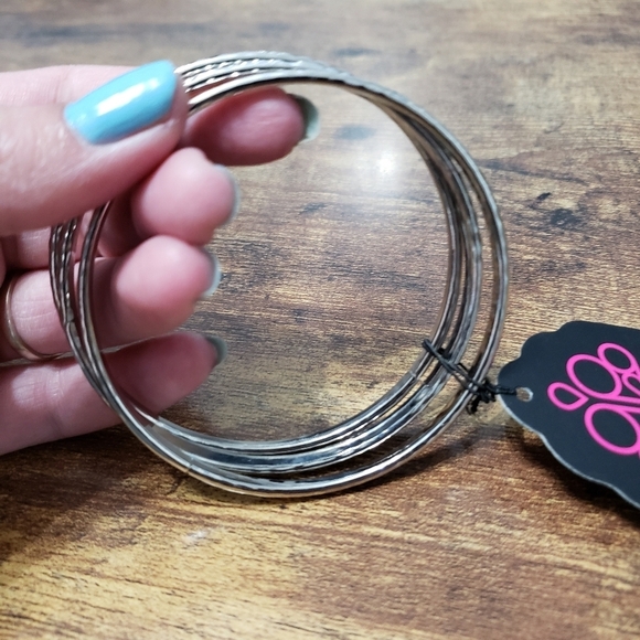 3/$15 New paparazzi silver tone bracelet bangle set of 3 - Picture 3 of 5